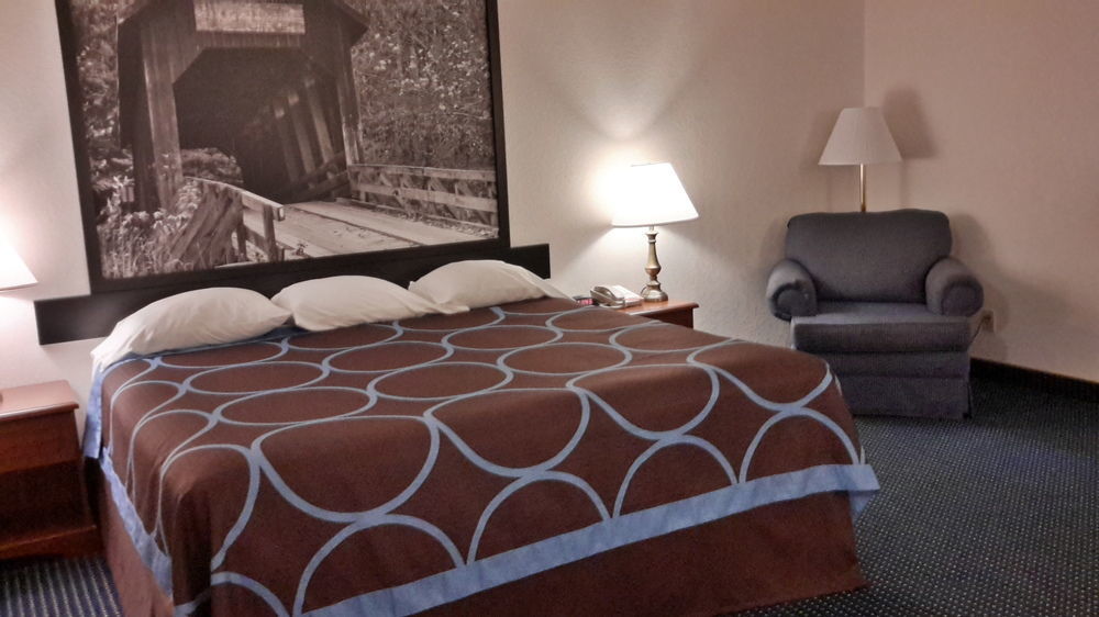 Super 8 By Wyndham Greenfield Ngoại thất bức ảnh