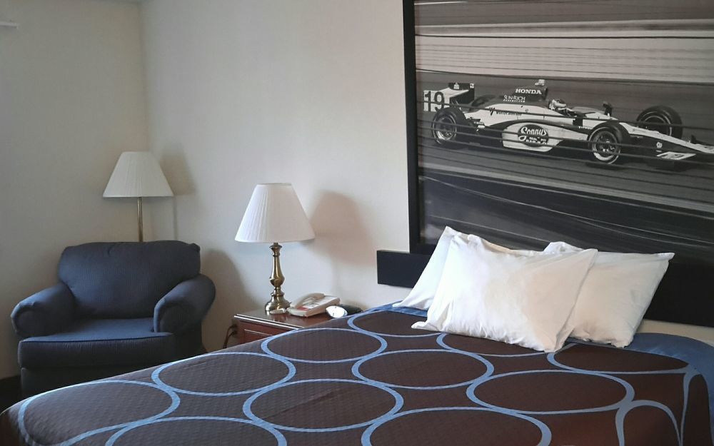 Super 8 By Wyndham Greenfield Ngoại thất bức ảnh